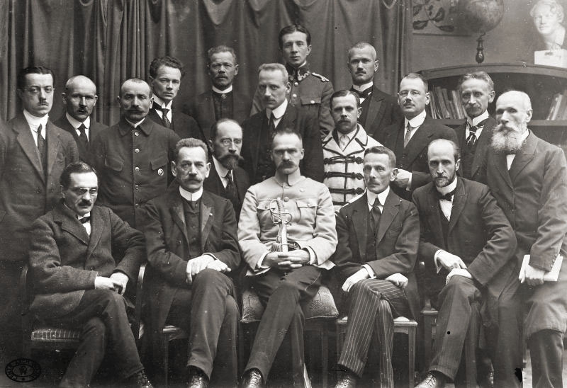 Rząd polski Jędrzeja Moraczewskiego po zmianach 29 grudnia 1918 r. i zaprzysiężeniu nowych ministrów. Od lewej siedzą: minister spraw wewnętrznych Stanisław Thugutt, Prezydent Ministrów Jędrzej Moraczewski, minister oświaty Ksawery Prauss (nieco cofnięty), minister spraw wojskowych i Naczelny Wódz Polskich Sił Zbrojnych Józef Piłsudski, minister sprawiedliwości Leon Supiński, minister spraw zewnętrznych Leon Wasilewski. Od lewej stoją: minister pracy i opieki społecznej Bronisław Ziemięcki, minister poczt i telegrafów Tomasz Arciszewski, minister bez teki Marian Malinowski, minister kultury i sztuk pięknych Medard Downarowicz, minister bez teki Franciszek Wójcik, minister aprowizacji Antoni Minkiewicz, NN (nad Minkiewiczem), minister rolnictwa Błażej Stolarski (w białej sukmanie), minister robót publicznych Józef Pruchnik (nad Stolarskim), minister handlu i przemysłu Jerzy Iwanowski, minister komunikacji Stanisław Stączek, minister bez teki Tomasz Nocznicki.
