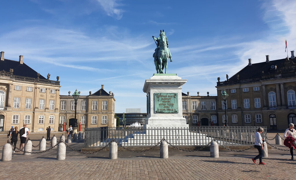Amalienborg - zimowa rezydencja rodziny królewskiej w Kopenhadze.